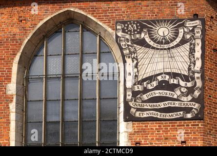 Krakau. Krakau. Polen.St. Marienbasilika. Sgraffito verzierte Sonnenuhr an der Südwand. Stockfoto