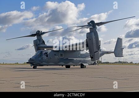 Ein US Air Force CV-22 Osprey, der dem 352d Special Operations Wing, Royal Air Force Mildenhall, England, vor dem Start in der Nähe von Winnyzia, Ukraine, am 18. September 2020 zugewiesen wurde. Die 352 SOW, die im Rahmen von „Exercise Fiction Urchin“ in die Ukraine entsandt wurde, um das Engagement für die Schwarzmeerregion zu demonstrieren, die Fähigkeiten der Ukraine Special Operations Forces zu unterstützen und die Rekrutierungsbemühungen durch verschiedene Schulungsmaßnahmen zu verstärken. (USA Luftwaffe Foto von Staff Sgt. Mackenzie Mendez) Stockfoto