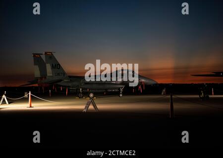 Ein F-15E Strike Eagle sitzt am 23. September 2020 auf der Fluglinie der Laughlin Air Force Base, Texas. Zwei Teams von Piloten, die die F-15E fliegen, besuchten Laughlin von der Mountain Home Air Force Base, Idaho, um mit Studenten-Piloten, ersten Instruktorpiloten und Führern über die Fähigkeiten der Flugzeuge zu sprechen sowie die Interaktion innerhalb der Kampfpilotengemeinschaft zu erhöhen. (USA Luftwaffe Foto von Senior Airman Marco A. Gomez) Stockfoto