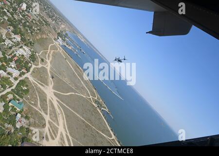 Ein US Air Force CV-22 Osprey, der dem 352d Special Operations Wing, Royal Air Force Mildenhall, England, zugewiesen wurde, fliegt in der Nähe der Schwarzmeerregion, Ukraine, 22. September 2020. Die 352d SOW, die in die Ukraine entsandt wurde, um ihr Engagement für die Schwarzmeerregion zu demonstrieren, die Fähigkeiten der Ukraine Special Operations Forces zu unterstützen und die Rekrutierungsbemühungen durch verschiedene Schulungsmaßnahmen zu verstärken. (USA Luftwaffe Foto von Staff Sgt. Mackenzie Mendez) Stockfoto