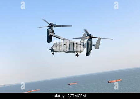 Ein US Air Force CV-22 Osprey, der dem 352d Special Operations Wing, Royal Air Force Mildenhall, England, zugewiesen wurde, fliegt in der Nähe der Schwarzmeerregion, Ukraine, 22. September 2020. Die 352d SOW, die in die Ukraine entsandt wurde, um ihr Engagement für die Schwarzmeerregion zu demonstrieren, die Fähigkeiten der Ukraine Special Operations Forces zu unterstützen und die Rekrutierungsbemühungen durch verschiedene Schulungsmaßnahmen zu verstärken. (USA Luftwaffe Foto von Staff Sgt. Mackenzie Mendez) Stockfoto