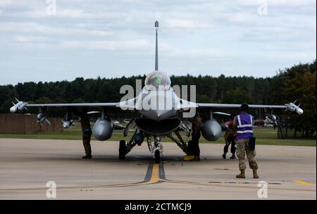 Die Wartungspersonal, die dem 31. Kampfflügel der Aviano Air Base, Italien, zugewiesen wurde, führt vor dem Flug Kontrollen auf einer F-16 Fighting Falcon bei der Royal Air Force Lakenheath, England, am 10. September 2020 durch. Die 510th FS führt Nahluftunterstützungstraining mit dem 321. Special Tactics Squadron, dem 19. Regiment Royal Artillery und dem 2. Air Support Operations Squadron durch, um Kampffähigkeiten und Interoperabilität zwischen alliierten Nationen zu verbessern. (USA Luftwaffe Foto von Airman 1st Class Jessi Monte) Stockfoto