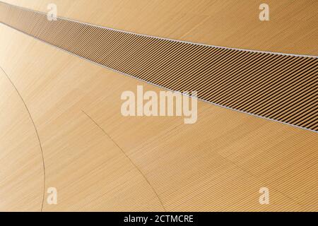 Abstrakte und moderne Decke aus Fichtenholz, von unten betrachtet. Hochauflösender texturierter Hintergrund im Vollformat. Stockfoto