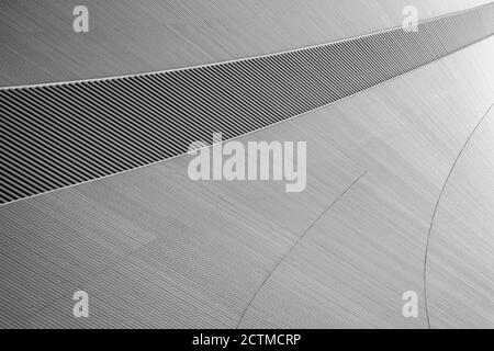 Abstrakte und moderne Decke aus Fichtenholzplatten in Schwarz und Weiß. Von unten betrachtet. Hochauflösender texturierter Hintergrund im Vollformat. Stockfoto