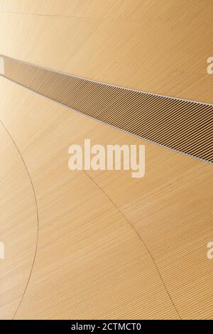 Abstrakte und moderne Decke aus Fichtenholz, von unten betrachtet. Hochauflösender texturierter Hintergrund im Vollformat. Stockfoto