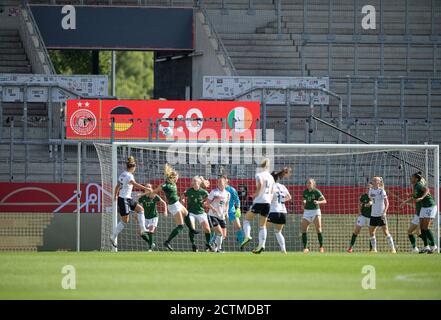 Essen Deutschland. September 2020. Spielfilm, Strafraumszene vor dem Tor der IRL, KOppball, Torspiele, Aktion, Torchance, im leeren Stadion, leere Tribuene, ohne Zuschauer/Fans, Anzeigetafel mit Ergebnis, Fußball Laenderspiel Frauen, EM-Qualifikation, Deutschland (GER) - Irland (IRL) 3: 0, am 19. September 2020 in Essen Deutschland. Â Nutzung weltweit Credit: dpa/Alamy Live News Stockfoto