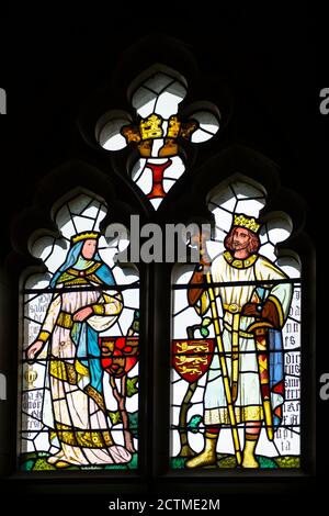 Cardiff Castle Buntglasfenster. Bankettsaal. Broken Crown zeigt die zerbrochene Ehe von Prinz John mit Isabel von Gloucester. Ich für Ioannes. Stockfoto