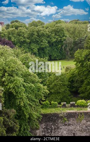 Bute Park, Gorsedd Stone Circle, gesehen in der Ferne von den Höhen der Ruinen von Cardiff Castle, Somerset, England. Norman Shell behalten Ansicht. Stockfoto