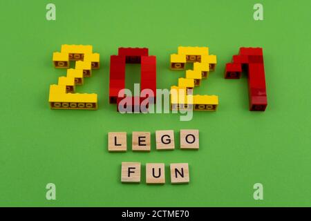 Ukraine, Kiew - 20. September 2020: Das Wort LEGO FUN 2021 ist mit Holzbuchstaben auf grünem Hintergrund gesäumt. Abbildungen aus der Bauherrenansicht oben Stockfoto