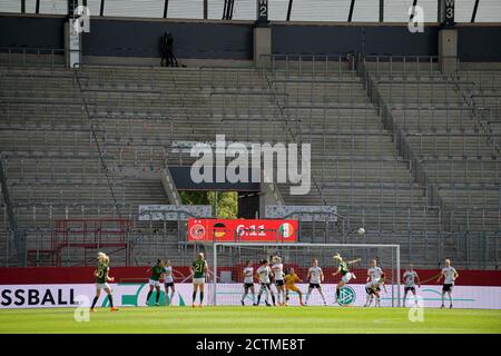 Essen Deutschland. September 2020. Feature, Strafraumszene vor dem Tor von GER um goalwart/goalhueterin Merle FROHMS (GER), goalszene, Aktion, goalchance, im leeren Stadion, leere Stände, ohne Zuschauer/Fans, Anzeigetafel. Fußball Laenderspiel Frauen, EM Qualifikation, Deutschland (GER) - Irland (IRL) 3: 0, am 19. September 2020 in Essen Deutschland. Â Nutzung weltweit Credit: dpa/Alamy Live News Stockfoto