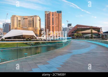 Adelaide, South Australia - 7. September 2020: Skyline von Adelaide CBD mit dem neuen Skycity Casino Gebäude, das bei Sonnenuntergang über dem Torrens Fluss blickt Stockfoto