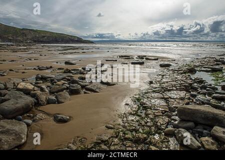 Dunraven Bay, auch bekannt als Southerndown Beach, an einem launischen und grauen Tag, an dem die Flut zurück in den Bristol Channel zurückkehrt. Glamorgan Heritage Coast. Stockfoto