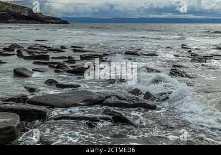 Dunraven Bay, auch bekannt als Southerndown Beach, an einem launischen und grauen Tag, an dem die Flut zurück in den Bristol Channel zurückkehrt. Glamorgan Heritage Coast. Stockfoto