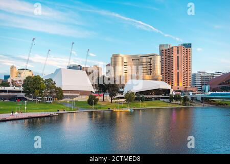 Adelaide, South Australia - 7. September 2020: Skyline von Adelaide CBD mit dem neuen Skycity Casino Gebäude, das bei Sonnenuntergang über dem Torrens Fluss blickt Stockfoto