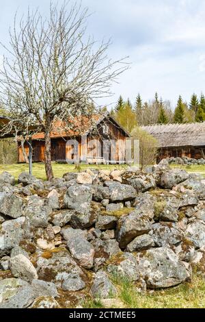 Steinmauer in einem Garten mit einem Häuschen Stockfoto