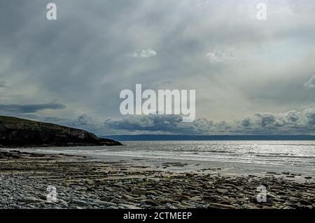 Dunraven Bay, auch bekannt als Southerndown Beach, an einem launischen und grauen Tag, an dem die Flut zurück in den Bristol Channel zurückkehrt. Glamorgan Heritage Coast. Stockfoto