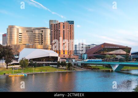 Adelaide, South Australia - 7. September 2020: Skyline von Adelaide CBD mit dem neuen Skycity Casino Gebäude, das bei Sonnenuntergang über dem Torrens Fluss blickt Stockfoto