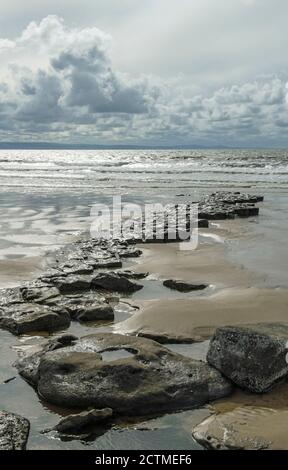 Dunraven Bay, auch bekannt als Southerndown Beach, an einem launischen und grauen Tag, an dem die Flut zurück in den Bristol Channel zurückkehrt. Glamorgan Heritage Coast. Stockfoto