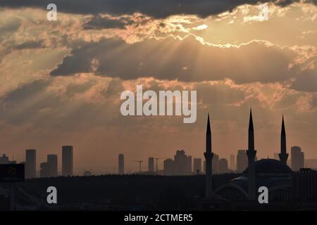 Ankara, Türkei. September 2020. Die Sonne strahlt durch Wolken über der Ahmet Hamdi Akseki Moschee im Stadtteil Bilkent. Kredit: Altan Gocher/ZUMA Wire/Alamy Live Nachrichten Stockfoto