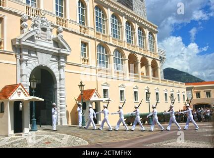 Jeden Tag um die Mittagszeit findet eine Wachablösung auf dem Palastplatz statt, ein feierliches militärisches Ritual, das mit perfekter Koordination durchgeführt wird. Stockfoto