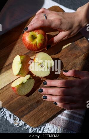 In Scheiben geschnittene Äpfel auf einem Holzbrett Stockfoto