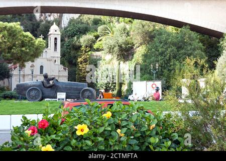 Monaco Statue von William Grover-Williams, er war ein Grand Prix-Rennfahrer, Gewinner des 1. Monaco Grand Prix im Jahr 1929, mit Bugatti 35 B. Stockfoto