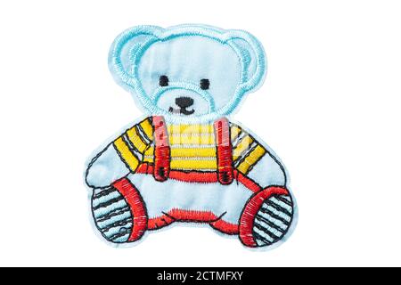 Blauer Teddybär mit roten Shorts, Strapshaltern und gelbem T-Shirt Stockfoto
