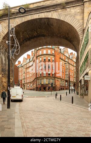 NEWCASTLE UPON TYNE, VEREINIGTES KÖNIGREICH - Sep 15, 2018: Blick nach oben in der Seitenstraße unter der Eisenbahnbrücke. Stockfoto