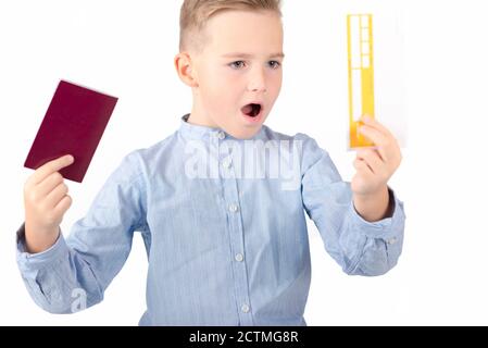 Europäische lächelnd, überrascht Junge in blauem Hemd halten Ticket und Pass. Isoliert auf weißem Hintergrund.Nahaufnahme. Stockfoto