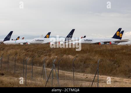 Teruel, Spanien. September 2020. Die Flugzeuge der Lufthansa A380 werden am Flughafen Teruel abgestellt. Aufgrund des geringen Interkontinentalverkehrs hat Lufthansa ihre größten A380-Flugzeuge seit langem gemottet. Der Flughafen Teruel wird als großer Parkplatz für Flugzeuge verschiedener internationaler Fluggesellschaften genutzt, deren Flugverkehr aufgrund der Corona-Pandemie drastisch zurückgegangen ist. Kredit: Javier Escriche/dpa/Alamy Live Nachrichten Stockfoto