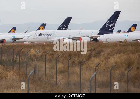 Teruel, Spanien. September 2020. Am Flughafen Teruel ist ein Airbus A380 der Lufthansa geparkt. Aufgrund des geringen Interkontinentalverkehrs hat Lufthansa ihre größten A380-Flugzeuge seit langem gemottet. Der Flughafen Teruel wird als großer Parkplatz für Flugzeuge verschiedener internationaler Fluggesellschaften genutzt, deren Flugverkehr aufgrund der Corona-Pandemie drastisch zurückgegangen ist. Kredit: Javier Escriche/dpa/Alamy Live Nachrichten Stockfoto