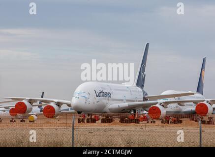 Teruel, Spanien. September 2020. Zwei Airbus A380 der Lufthansa sind am Flughafen Teruel abgestellt. Aufgrund des geringen Interkontinentalverkehrs hat Lufthansa ihre größten A380-Flugzeuge seit langem gemottet. Der Flughafen Teruel wird als großer Parkplatz für Flugzeuge verschiedener internationaler Fluggesellschaften genutzt, deren Flugverkehr aufgrund der Corona-Pandemie drastisch zurückgegangen ist. Kredit: Javier Escriche/dpa/Alamy Live Nachrichten Stockfoto