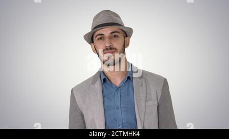 Arab Presenter in Casual Walking mit Tablet und Blättern Seiten o Stockfoto