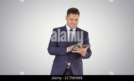 Geschäftsmann wischte Seiten auf einem Tablet und sprach mit der Kamera expl Stockfoto