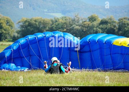Tandem Fallschirm springen kurz nach dem Moment der Landung bunte Aufnahme in Slavnica, Slowakei am 19. September 2020. Emotionen, Glück, Mut. Stockfoto