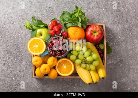 Set von Sommerfrüchten und Beeren in Holzservierung.Draufsicht Stockfoto