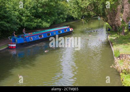 Ein Narrowboot, das auf dem Grand Union Canal, Berkhamsted, Hertfordshire, England, Großbritannien, festgemacht wird Stockfoto