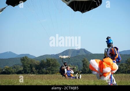 Tandem Fallschirm springen kurz nach dem Moment der Landung bunte Aufnahme in Slavnica, Slowakei am 19. September 2020. Emotionen, Glück, Mut. Stockfoto