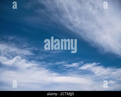 Blauer Himmel mit hohen weißen Wolken. Stockfoto