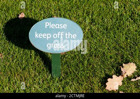 Bitte halten Sie sich von der Grasschild auf einem glatten & gepflegten Rasen. Stockfoto