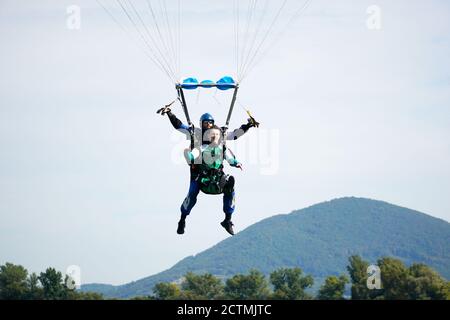 Tandem Fallschirm springen kurz vor dem Moment der Landung bunte Aufnahme in Slavnica, Slowakei am 19. September 2020. Emotionen, Glück, Mut. Stockfoto