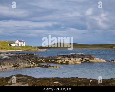 Küstenlandschaft rund um Burravoe im Südosten der Insel Yell in Shetland, Schottland, Großbritannien Stockfoto