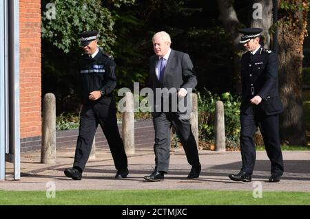 Premierminister Boris Johnson und Northamptonshire stellvertretender Chief Constable, Simon Nickless (rechts) bei einem Besuch im Northamptonshire Polizeihauptquartier in Northampton. Stockfoto