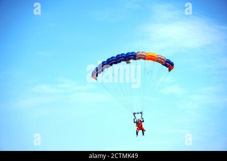 Tandem Fallschirm springen kurz vor dem Moment der Landung bunte Aufnahme in Slavnica, Slowakei am 19. September 2020. Emotionen, Glück, Mut. Stockfoto