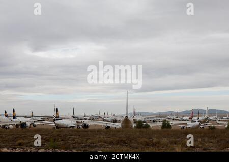 Teruel, Spanien. September 2020. Am Flughafen Teruel stehen Lufthansa-Flugzeuge neben denen anderer Airlines. Der Flughafen Teruel wird als großer Parkplatz für die Flugzeuge verschiedener internationaler Fluggesellschaften genutzt, deren Flugverkehr aufgrund der Corona-Pandemie drastisch zurückgegangen ist. Kredit: Javier Escriche/dpa/Alamy Live Nachrichten Stockfoto