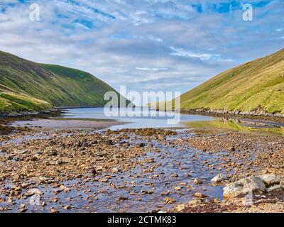 Sonnenschein auf Mare's Pool und dem Wester und Ostern Lee Von Gloup bei Ebbe am südlichen Ende von Gloup Voe im Norden der Insel Yell In Shetlan Stockfoto