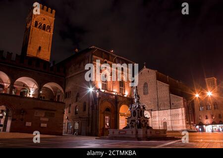 Piazza maggiore bei Nacht. Bologna, Italien. Neptunbrunnen in der Nähe und St. Petronio Kirche im Hintergrund Stockfoto