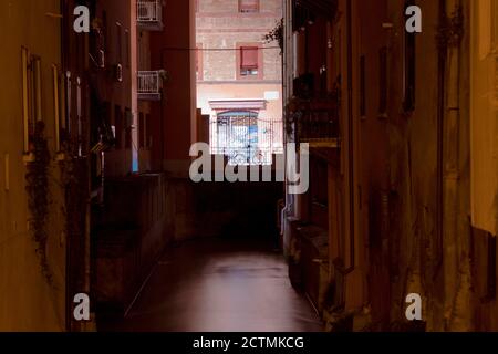 Finestrella, Via Piella. Bologna Italien. Unter der Porta Govese oder Torresotto dei Piella erreicht man das berühmte Fenster auf dem Canale delle Moline Stockfoto