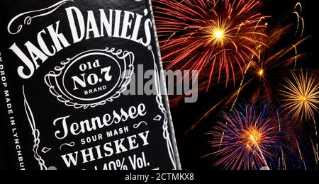 Guilin, China 8. März 2020 EINE Flasche Jack Daniels sauren MASH Whiskey isoliert auf weißem Hintergrund Stockfoto