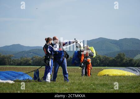 Tandem Fallschirm springen Emotionen kurz nach dem Moment der Landung bunten Schuss in Slavnica, Slowakei am 19. September 2020. Action-Kamera verwenden. Stockfoto